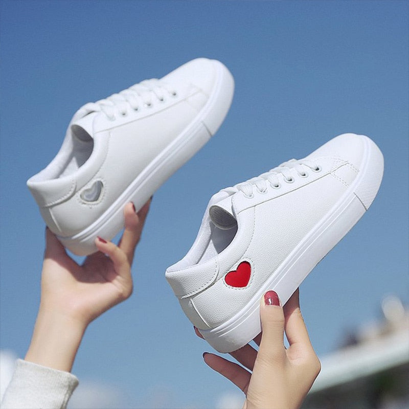 2022 Autumn Woman Shoes Fashion New Woman PU Leather Shoes Ladies Breathable Cute Heart Flats Casual Shoes White Sneakers