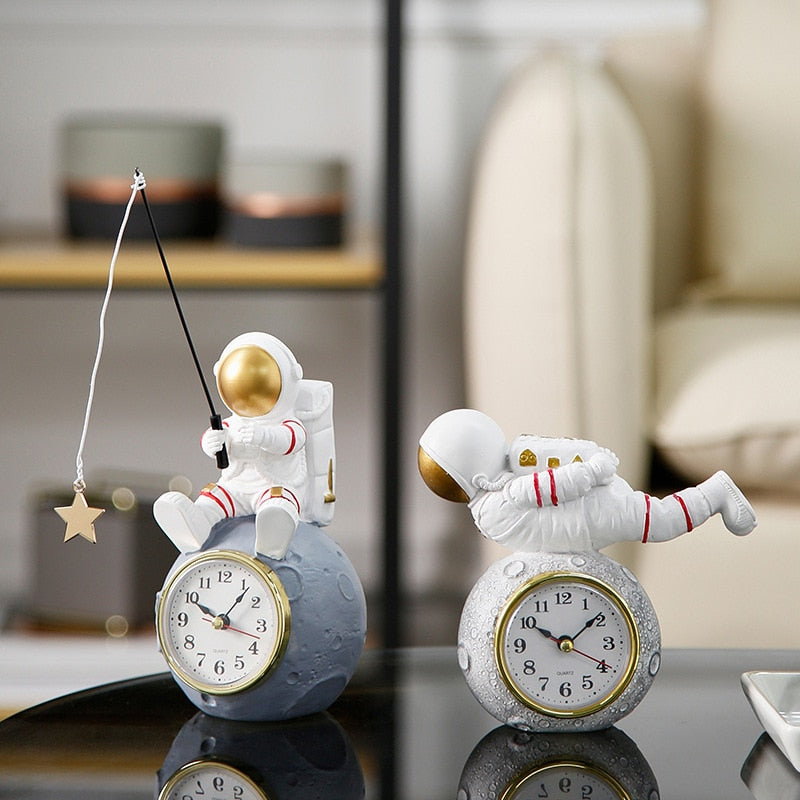 Creative Desk Clock Fishing Spaceman Decoration Astronaut Bedroom Bedside Wake-Up Clock Cartoon Office Alarm Clock Adornment