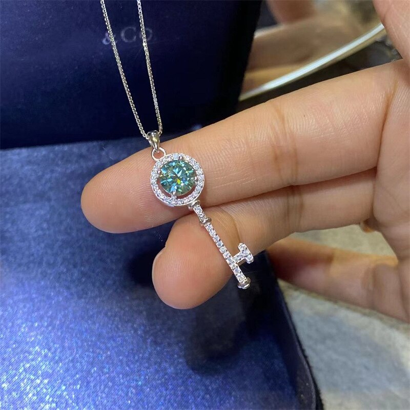 S925 Sterling Silver Key Pendant Necklace 1CT Carat Green Moissanite Choker Chain Women Fine Jewelry Certificate Drop Shipping