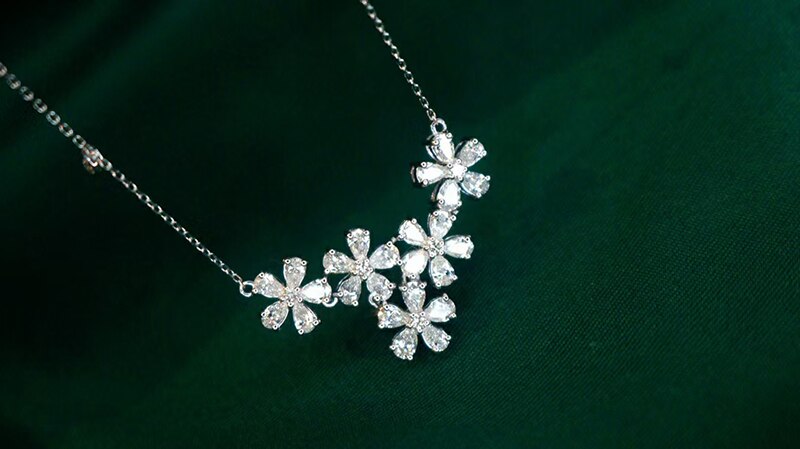 LUOWEND 100% 18K White Gold Necklaces Natural Diamond Jewelry Luxury Flower Design Pendant Women Engagement Necklace