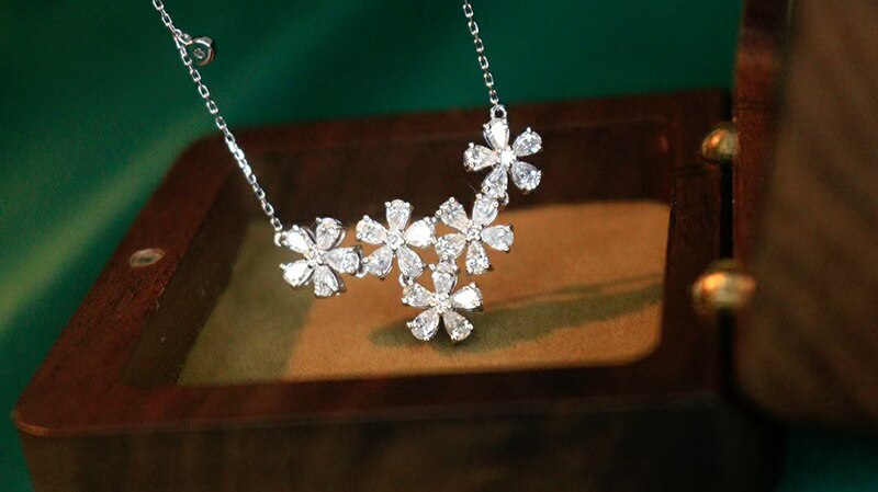 LUOWEND 100% 18K White Gold Necklaces Natural Diamond Jewelry Luxury Flower Design Pendant Women Engagement Necklace